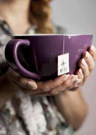 Läcker turkos temugg med texten The early bird needs tea tryckt på insidan. Hur fint som helst. Art.