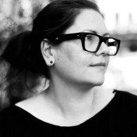 Theresia Dibinger, Produktchef Theresia är en utbildad homeopat med tio års erfarenhet av produktutveckling inom naturlig och ekologisk hudvård.