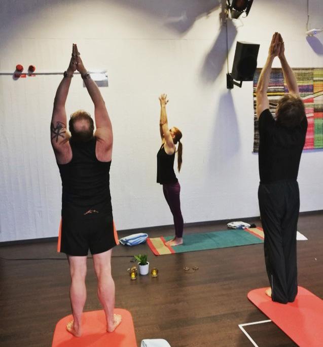 Därefter gör vi mjuka rörelser för att värma upp våra leder och muskler för att sedan gå igenom olika yogapositioner, både stående och sittande.