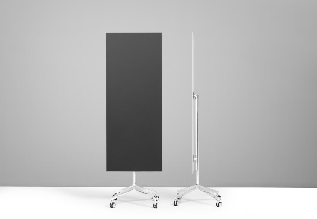 Fötter och ben i polerad aluminium ger ett elegant uttryck på både fram och baksida.