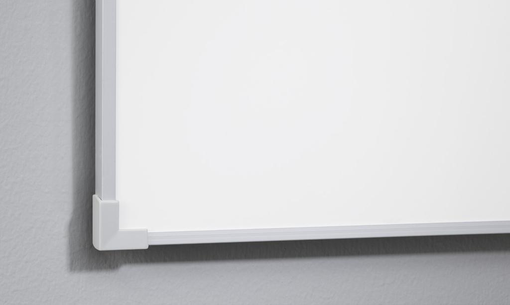 Produktkatalog Configura 2015 Skrivtavlor Boarder Natur- eller vitanodiserad aluminiumram och pennhylla med grå eller vita plasthörn.