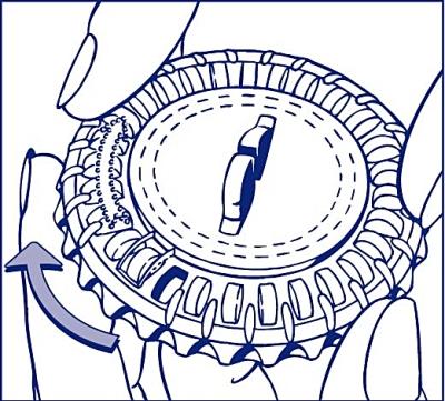 3. Vrid locket varje dag Vrid det genomskinliga locket medurs ett steg i pilens riktning nästa dag. Tippa ut nästa tablett.