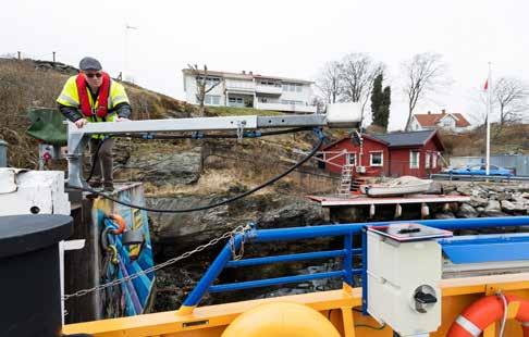 TEXT: LENA NORDLUND FOTO: KASPER DUDZIK Peter Peterberg kollar armen som ska ansluta till landströmmen. Inga oljerester i gamla läskflaskor, tack!