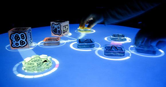 Tangible interfaces Sensor-baserad interaktion, fysiska objekt, som klossar, har kopplats till digitala representationer När man flyttar klossarna får det även digitala konsekvenser, animering t.