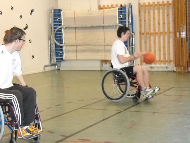 Prova på olika handikappidrotter har gjorts med Örnsköldsvik Folkhögskola. Prova på kälkhockey med Örnsköldsviks Folkhögskola.