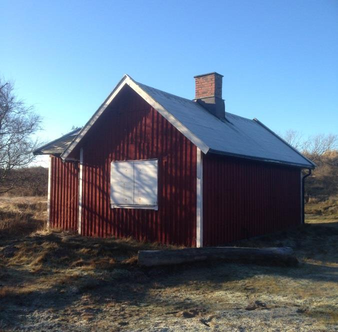 Det saknas kommunalt vatten och avlopp på fastigheten men det finns el indraget i bostadshuset.
