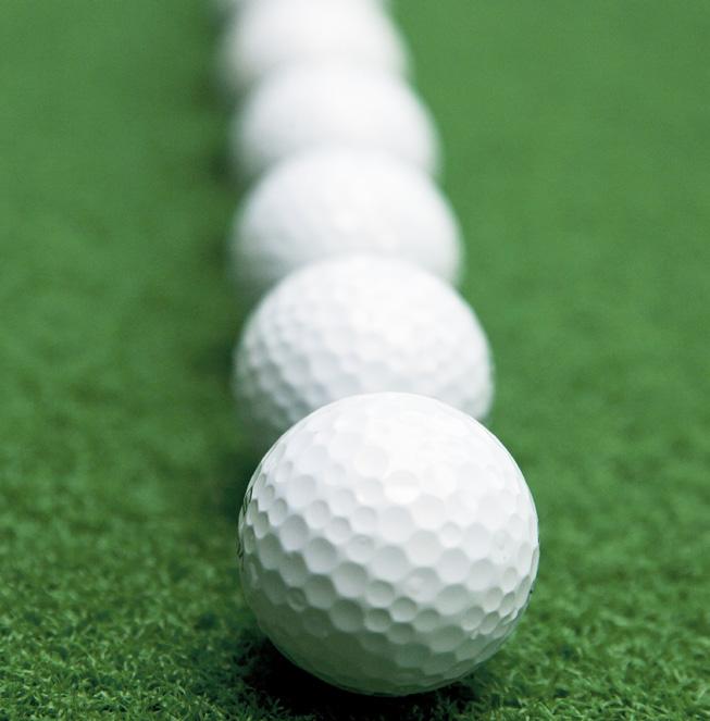 Sätt ut 7 peggar i en linje, 1-7m från hålet. Lägg en klubba på tvären 120 cm bakom hålet. Du behöver 3 bollar.
