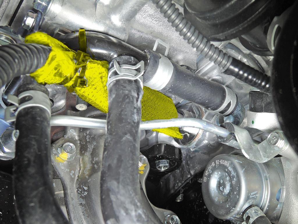 M4T 825 1 C 2 3 D B A 4 Forester 2.0 XT 2014- FA20 Levorg 1.6i 2015- FB16DIT = Motortyp = Moottorityyppi = Engine model Svenska Töm motorn på kylvätska. 1. Demontera insugsslangen (A) från plasthuset.