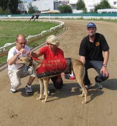 Svenskt Greyhound Derby. Fr. v. tvåa O'Såfina, Jane Pettersson, SHS, 32.39, segrare No More Legend, Lars o Anita Wicander, SHS, 32.
