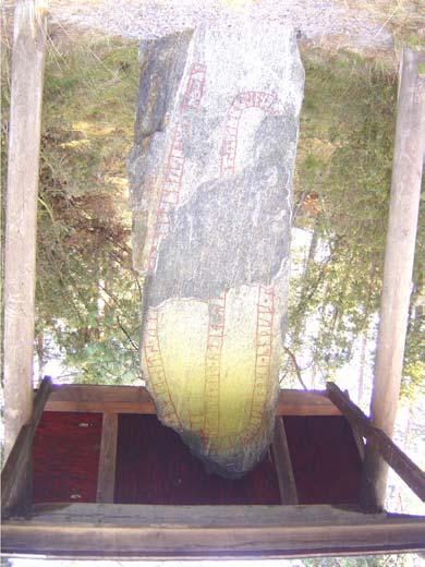 U371 Skepptuna ( Lövhamra) Plats: Vid vägen mellan Skepptuna och Frösunda i en skogsbacke söder om gården Lövhamra. Status: Halva stenens yta avflagnad.