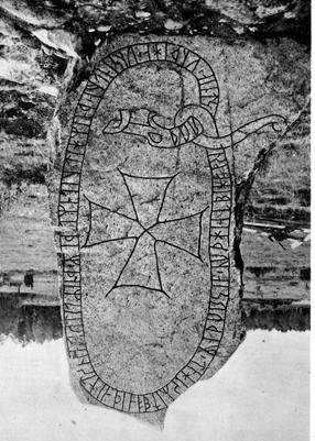 Kommentar: Stenens inskrift är intressant som exempel på ortnamnsförvandling. Stenen står på sin ursprungliga plats. Gårdens namn var vid vikingatid Laughamri ( transkriberat från lukobri).