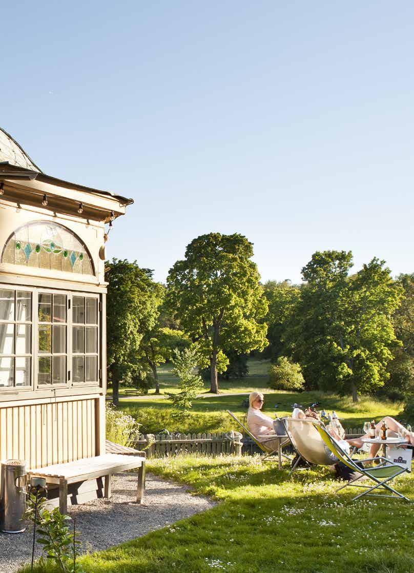 Ute på djurgården, bara ett kraftigt stenkast från stadens brus finns vi. Här kan vi erbjuda er en konferensdag i lugn atmosfär omgivna av en förförisk grönska med Djurgårdskanalen alldeles intill.