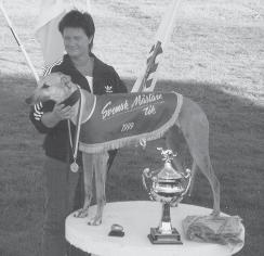Whippet-SMsegrare blev Cyclone, Kurt Rönnberg, GHS. Under midsommartävlingarna i Örebr ebro var det inbjudet till två tikcuper, det var Svenskt Greyhound Oaks aks, samt T.. Ljungs Memorial emorial.