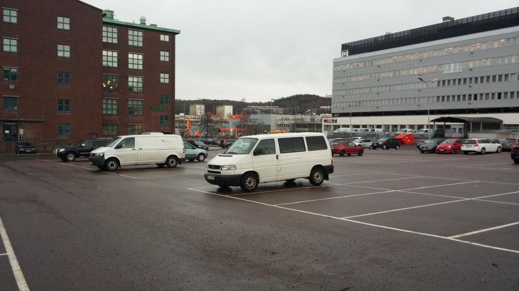 Foto taget åt söder från Fredriksdalsgatan. I planområdets södra del återfinns främst öppna ytor i form av parkeringsyta.
