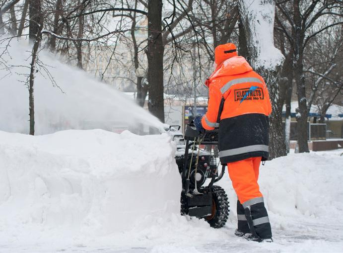 Rensning av hängrännor Hängrännor bör rensas från löv, grenar och annan smuts med jämna mellanrum annars riskerar de att täppas till.