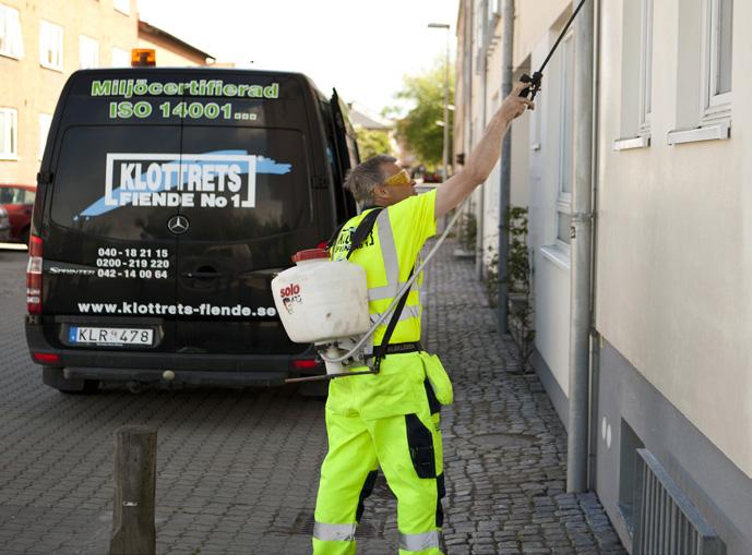 . Därför utvecklade vi en produkt mot klotter och limrester som gör det möjligt för skolvakt-mästare, fastighetsskötare, bostadsrättsföreningar med flera, att själv utföra klottersaneringar på
