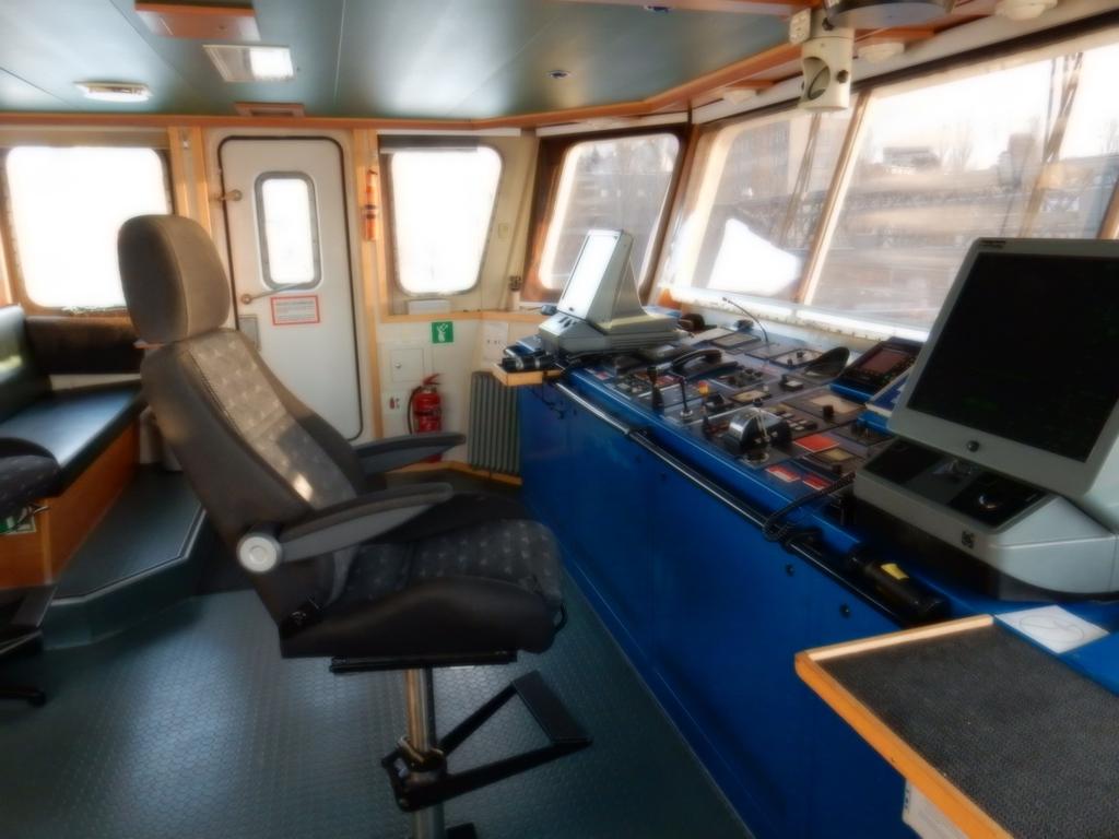 Figur 16. Bryggan på ASKÖ. Navigationsutrustningen utgörs bl.a. av två Sperry Marine radarapparater, båda med ARPA-funktion 10, GPS 11 och DGPS 12 och GMDSS 13 med ett flertal VHF-stationer.