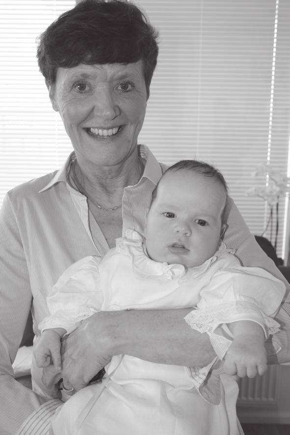 Familjenytt Den 5.3. döptes Jonna och Robbe Edlunds son, Charlottes lillebror, och fick namnet Max. Dopet firades hemma hos farmor Brita som till höger poserar glatt med Max i famnen.