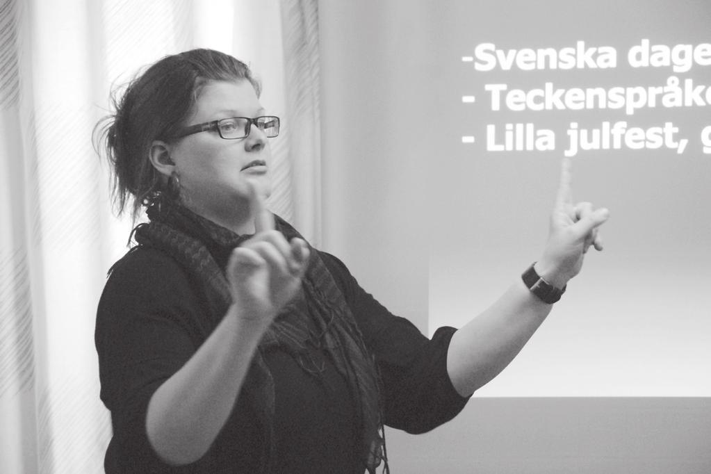 Julia Kankkonen föreläste......och publiken lyssnade koncentrerat. Kulturdag i Helsingfors Den 9. april ordnade Finlandssvenska teckenspråkiga rf en kulturdag i Helsingfors; Teckenscen.