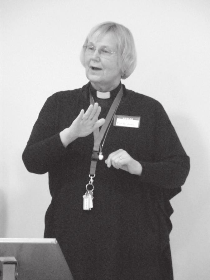 Dövpräst Riitta Kuusi valdes till ny ordförande för De Dövas Mission rf. Den avgående ordföranden Outi Tuomi-Saarijärvi, Esko Sänkiniemi och Esko Päivistö.
