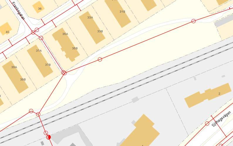 Det görs genom att flödet styrs österut vid ovanliggande brunn och magasineras på ytan enligt figur 2. Flödet styrs österut.
