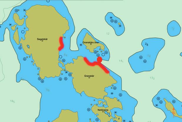 Sagolik solnedgång, djupaste jättegrytan vi sett, (2 meter) och en grundfri vik. Segla in i hamnbassängen från V. Det går bra att smita ut genom den sydöstra kanalen om västvinden skulle tillta.