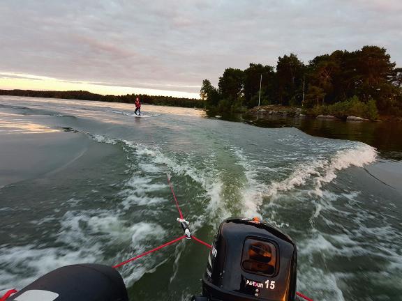 En ribbåt av märket Sea 290 med 15 hk motor som lätt gör 20 knop, fullt tillräckligt för att själva ta sig ut för fiske eller för att dra varandra på wakeboard.