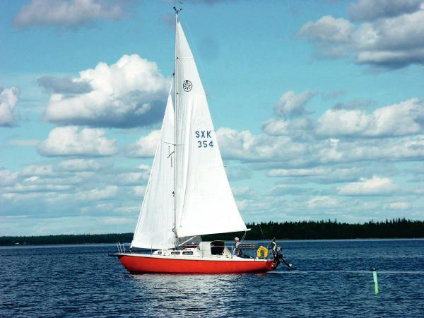 Det finns ingen eld ombord. Sven lagar inte varm mat utan livnär sig på müsli, makrill och sardiner.