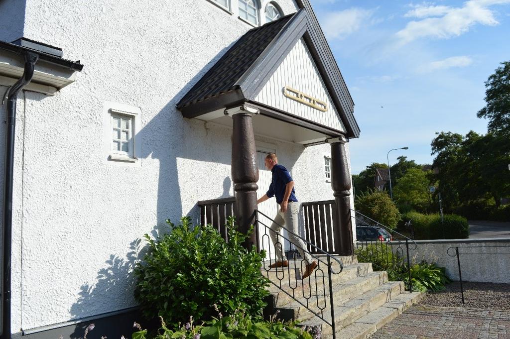 Logemöte, sommarsammanträde 2018-07-11 Den 11 juli 2018 är det sedan flera veckor torka och gräsmattorna i Varberg är sönderbrända av solen.