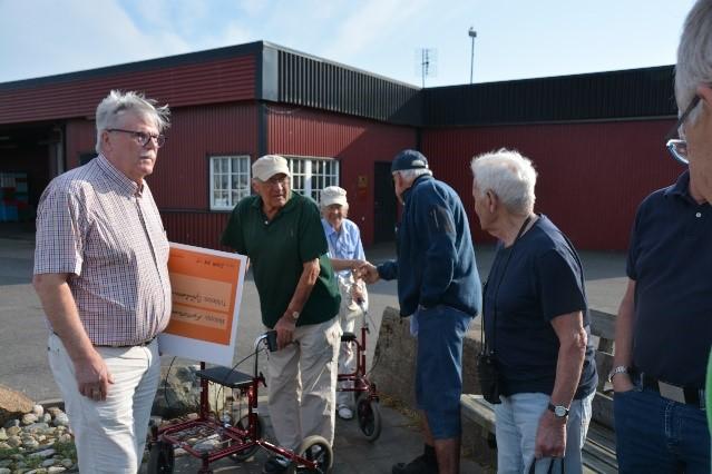 Gåva till livräddningskryssaren i Bua Om aftonen den 17 maj passade ett femtontal Vågbrytarbröder att bege sig ut till Bua hamn och