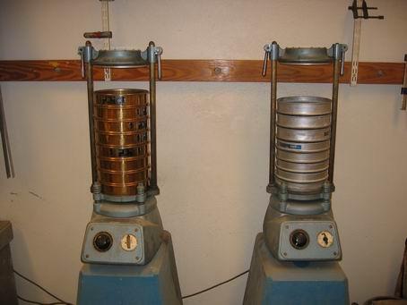 4 Metoder 4.1 Siktning Alla ballastsorter från Falkenberg och Vislanda siktades med en siktapparat för att insamla minst 50 gram finmaterial < 0,125 mm.