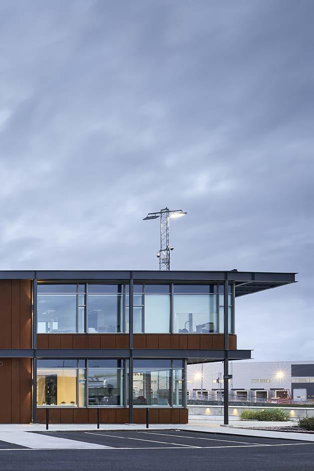 Fönster: Sapa Fönster 1086 Ytbehandling, kulör: Anodisering, Hx5 Sepia Foto: Per Kårehed Arkitektens beskrivning Uppdraget var att skapa en attraktiv entréplats för