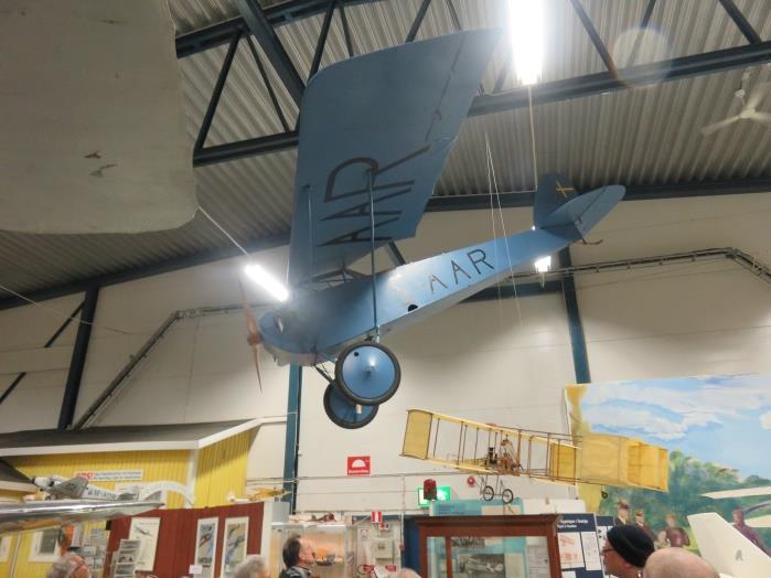 I förgrunden Riesler R S-AAR och i bakgrunden modellen av Voisin Håkan Lans flygplan för utprovning