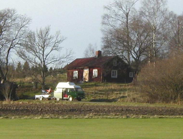 åtminstone en stuga har flyttats till skogsbacken söder