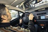 C4 får allt detta plus Citroëns nya spejsiga designspråk och en hel del skön teknik som Pegan inte har. Det första man reagerar på är så klart ratten.