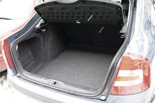 Den sedanlika karossen ger den bästa bagagevolymen i klassen. Med fördelarna akterut Plats 3/Skoda Octavia Tjecken är lätt att gilla.