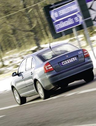 Sex växlar är standard på 2,0 FSI. Förutom den fina drivlinan så är Octavia inte speciellt upplyftande att köra. Chassisättningen är lite för mjuk för aktiv körning.