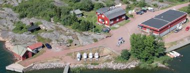 färskvatten Järnvaror Byggvaror Tillgång till tryckluft Veikkaus Brändöby 018 56 210 222920 Brändö 018 56 107 www.brandoahl.