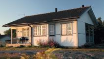 ÖVERNATTNING / YÖPYMINEN / ACCOMODATION ASTERHOLMA Asterholma stugby +358 (0)457 548 3993 asterholma@gmail.