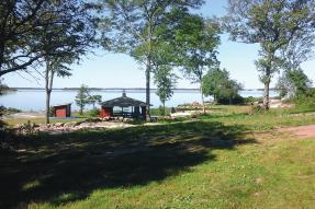 Fullt utrustat kök och gemensamt samlingsrum. Campingmöjligheter på gårdsplanen. WC, dusch och tillgång till kök.