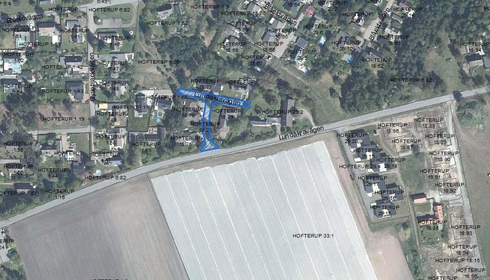 Hofterup 18:23, Lundåkravägen 11 A-E 12 Gemensamhetsanläggning (Henkelstorp ga:1), delägarförvaltning. Marken ägs av Kävlinge kommun.