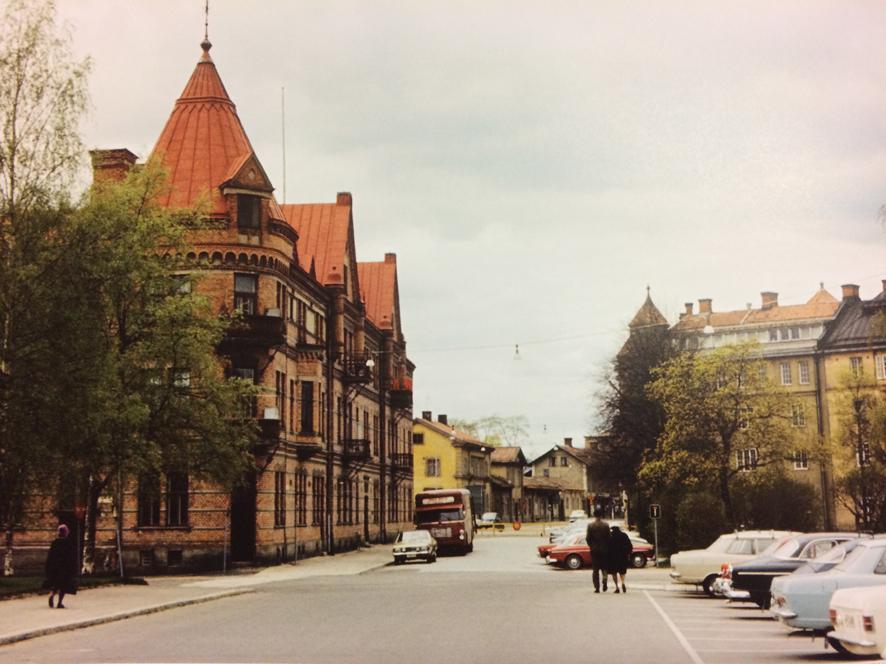 Våningarna åtskiljs av mönstermurade listverk, liksom den markerade takfoten som markerar övergången mot tak.
