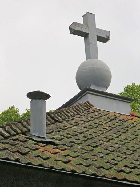 Kommentarer En ventilationshuv på taket togs bort. Huven kan ha varit från gravkapellets uppförande 1920.
