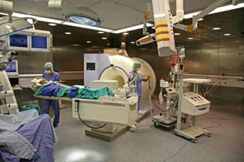 Mått hybridsal 12 x 9 meter Dubbla skjutdörrar för ljudisolering. MANÖVER MR Hybridsalen förses med radiologisk utrustning - t.ex.