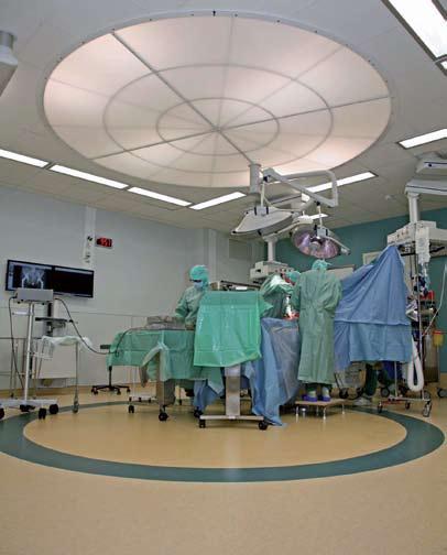 ventilation. Totalt finns omkring 30 ventilationssystem samt system för brandskydd. Operationsmiljön utförs med övertryck mot omgivande zoner med lägre hygienkrav.