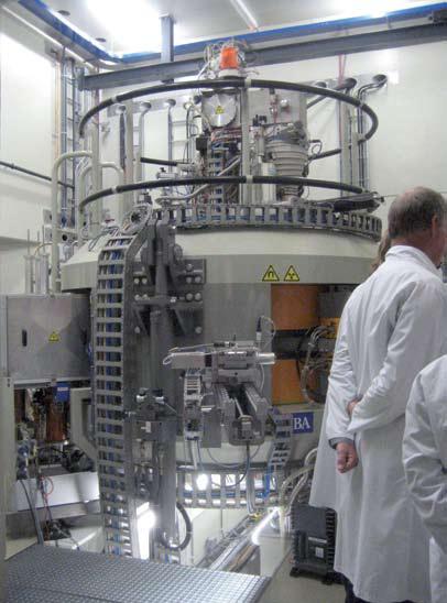 Tillgång till cyklotron med hög energi möjliggör produktion på platsen av diagnostiska och terapeutiska isotoper som ofta har en kort halveringstid och skyndsamt måste ges till patienten.
