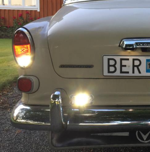 3 Reglage för backstrålkastare Backstrålkastaren, som är placerad till höger om den bakre vänstra avbäraren (se bilden till höger), hjälper till att ge en väsentligt bättre ljusbild bakåt vid