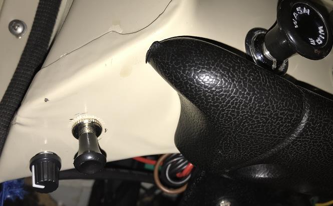 Motorvärmare med kupéuttag och tidur Motorvärmare 220V/500W från Calix via jordad stickkontakt i vänster grillhalva.