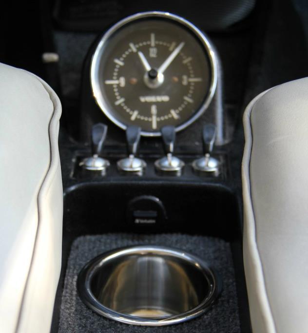 2 Motor- och bagagerumsbelysning I motorrum respektive bagagerum finns vardera en 4W LED-lampa med inbyggd kvicksilverbrytare som automatiskt tänder lampan när motorhuv eller bagagelucka öppnas.