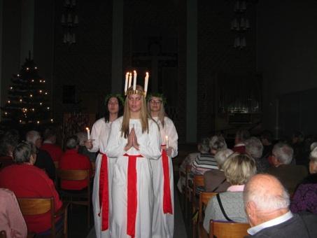 bänkade vi oss runt de vackert dukade borden i församlingssalen.